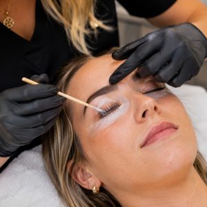 Lash lift treatment enhancing natural eyelashes